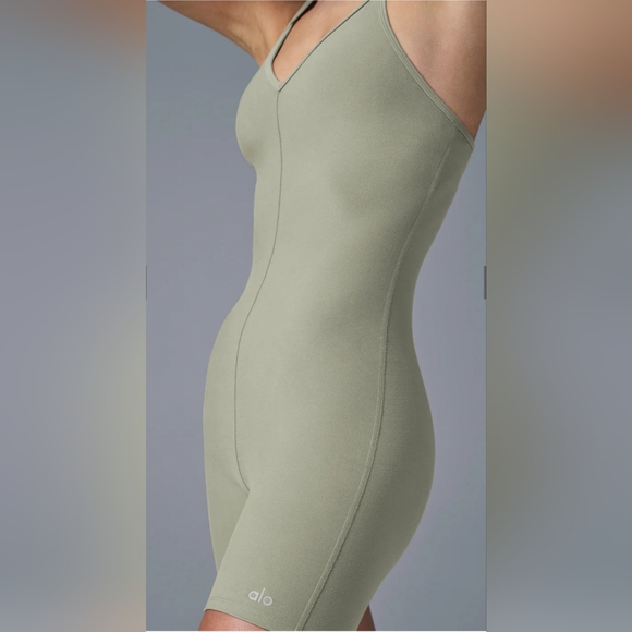 ALO Yoga Suns Out Onesie Size S, Limestone - Picture 3 of 8